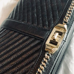 Rebecca Minkoff Love Crossbody - Säljer min ”Love crossbody with chain” från Rebecca Minkoff. Nypris 3228:- , väskan är i väldigt gott skick. Skickas med dustbag.