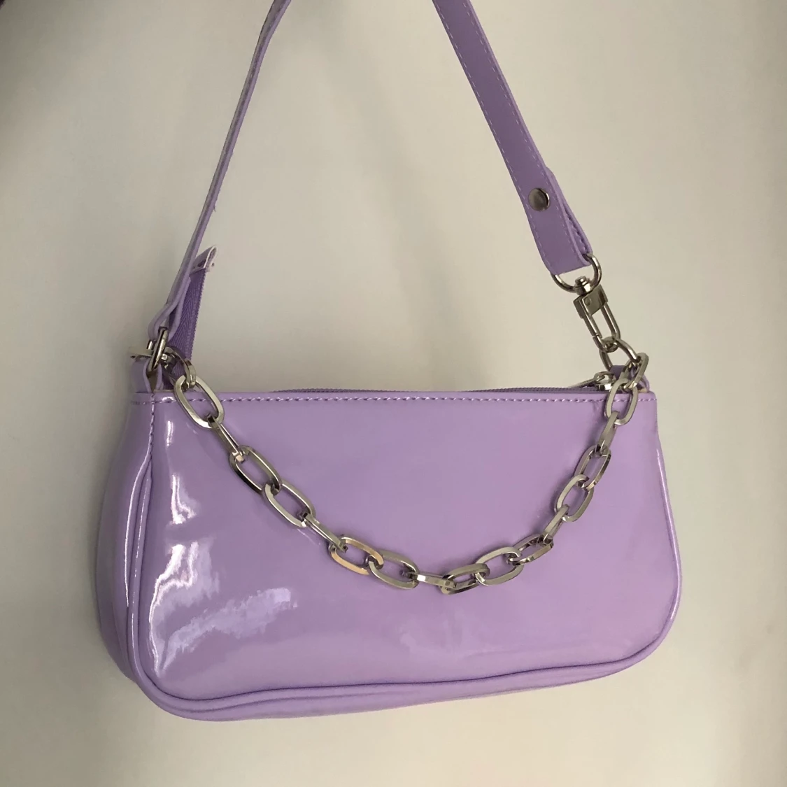 Lila väska