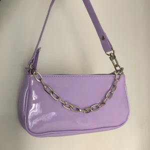 Lila väska - Säljer en lila väska som jag köpt här på plick, super söt och verkligen superfin färg men tyvärr alldeles för liten i min smak. 60kr + frakt eller bud:) Bud på 100kr