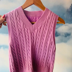 Lila stickad väst - Sjukt fin och mjuk stickad väst. Trendig och snygg. Köpt på Plick men har inte använt!