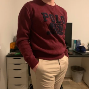 Stickad Polo Ralph Lauren tröja - En väldigt skön och varm tröja att ha nu till vintern❄️ Den är använd ett fåtal gånger så den är väldigt fräsch! Den är stor i storleken och borde passa någon som har storlek M. Nypris: 1649. Priset kan diskuteras, köparen står för frakt men kan även mötas upp i Falun!🌟