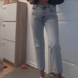 Mom jeans från Gina tricot använda en gång. Storlek 42. Köpta för 499, säljer för 200. Jag är 175 cm för er som undrar. Man kan möta upp mig i Malmö. 