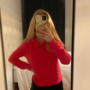 Rosa hoodie  - Enfärgad rosa hoodie som passar till det mesta. Nyskick då den endast är testad. Köparen står för frakten. Eur 158/164 Fler frågor? Hör bara av dig 💖