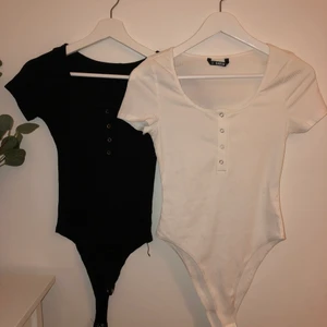 Body i svart och vit - Säljer dessa två bodys som är oanvända💕Säljer för 200kr tillsammans annars 130kr styck✨ Jättefina på och är säkert perfekt att ha under tjockkoftan eller kappan nu i höst🍁