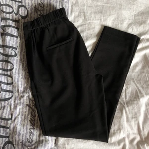 Vila kostymbyxor nyskick - Säljer kostymbyxor från Vila i nyskick!! Storlek M! Skriv i pm om du är intresserad 🥰 Köparen står för frakt.