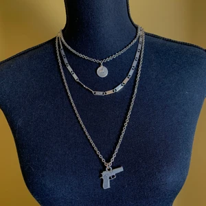 Halsband i silver  - Vädurs halsbandet: 50kr                                      Jesus halsbandet: 10kr.                                         Revolver halsbandet: 50kr                                     ALLA TILLSAMMANS TILLSAMMANS: 100kr                         frakten ligger på 63kr (spårbar). Du kan även hämta halsbanden utanför min lägenhet kostnadsfritt.