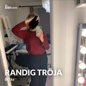 Randig tröja - Min bild från Tise!                                                          Jättefin nästan oanvänd tröja från monki. Super cool och skön i stl S. 