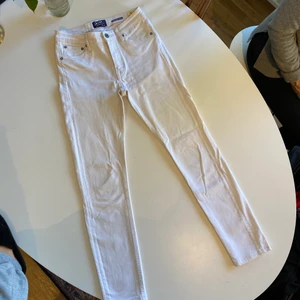 Vita jeans - Vita skinny jeans i bra kvalitet och bra skick. Storleken motsvarar S