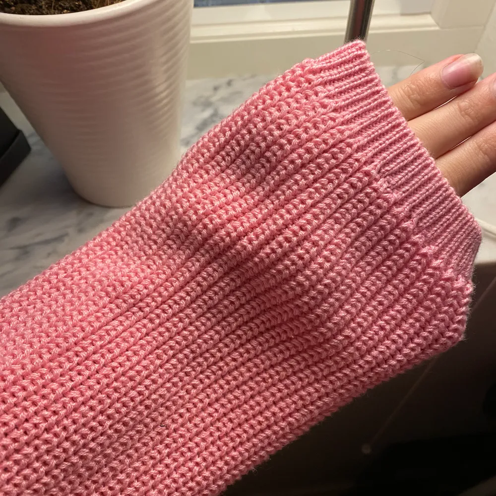 Superfin stickad tröja ifrån nakd, jättefin rosa färg och tröja som går att matcha till mkt, kan även ha off shoulder eller typ one shoulder,kommer dock tyvärr inte till användning :/ använd ett fåtal gånger, strl s, 90 kr + frakt 💕💕 buda i kommentarerna . Stickat.