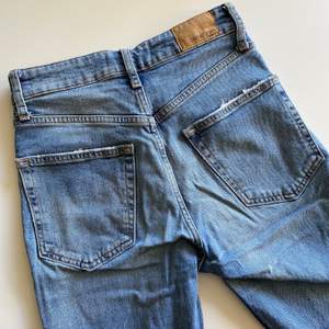 Blå snygga jeans med hål på knäna från Gina i model SIENNA. 