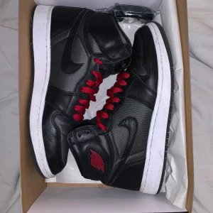 Jordan 1 Retro High Black Satin Gym Red - Super fina skor använda 2-3 gånger. Säljer för att dom är för små. Super bra skick och svarta snören medföljer!  Nypris ligger runt 1500kr Stolek 38! 