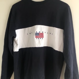 Collegetröja  - Jättefin marinblå collegetröja som är i fin skick. Från brandy Melville 