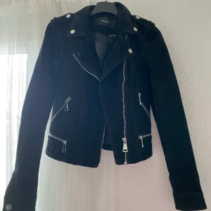 Vero moda mockajacka - Jacka från Vero Moda av äkta läder. Aldrig använd. Nypris 900 kr