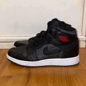 Nike Air Jordan 1, storlek 38 - Storlek 38 • Nike Air Jordan 1 Satin Black Gym Red (black/red) • Helt nya och oanvända, utan låda • Pris 1000 kr • Får gärna buda, prioriterar snabb affär • Kan mötas upp i Stockholm eller frakta, köparen betalar frakt!