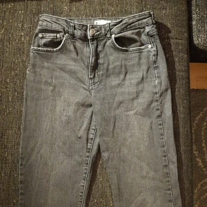 Svarta byxor från ginatricot storlek 38 - Ett par svarta byxor från ginatricot, de är köpta så att de ser urtvättade ut. Original pris: 500 