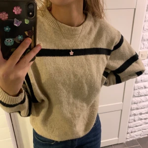 Stickad tröja från Mango i storlek S - Fin stickad beige tröja från Mango i storlek S