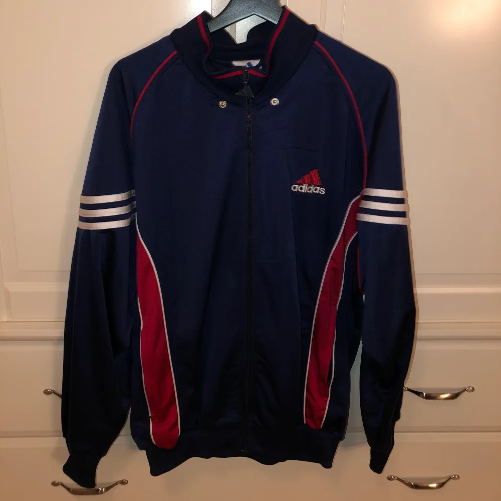 Vintage zip-up adidas hoodie, köpt secondhand och är i väldigt bra skick. Vid intresse: pm.                                   Det kommer att bli budgivning om det är många intresserade. Hoodies.