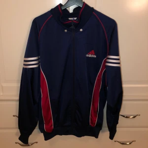 Adidas zip-up - Vintage zip-up adidas hoodie, köpt secondhand och är i väldigt bra skick. Vid intresse: pm.                                   Det kommer att bli budgivning om det är många intresserade