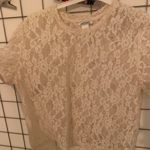 Fin mechtröja - Säljer denna jättefina spetströja ifrån mango, aldrig använd och är i mycket fint skick! Köparen står för frakten 