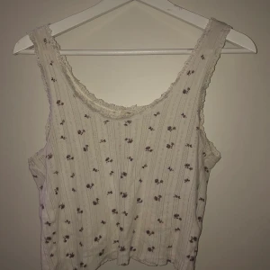 Blommigt linne  - Blommigt linne från Urban outfitters i stl M💗💗💗💗💗💗