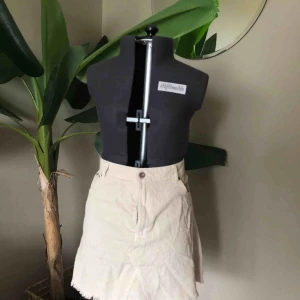  - Oanvänd, supersnygg kjol i Manchestertyg! Strl M