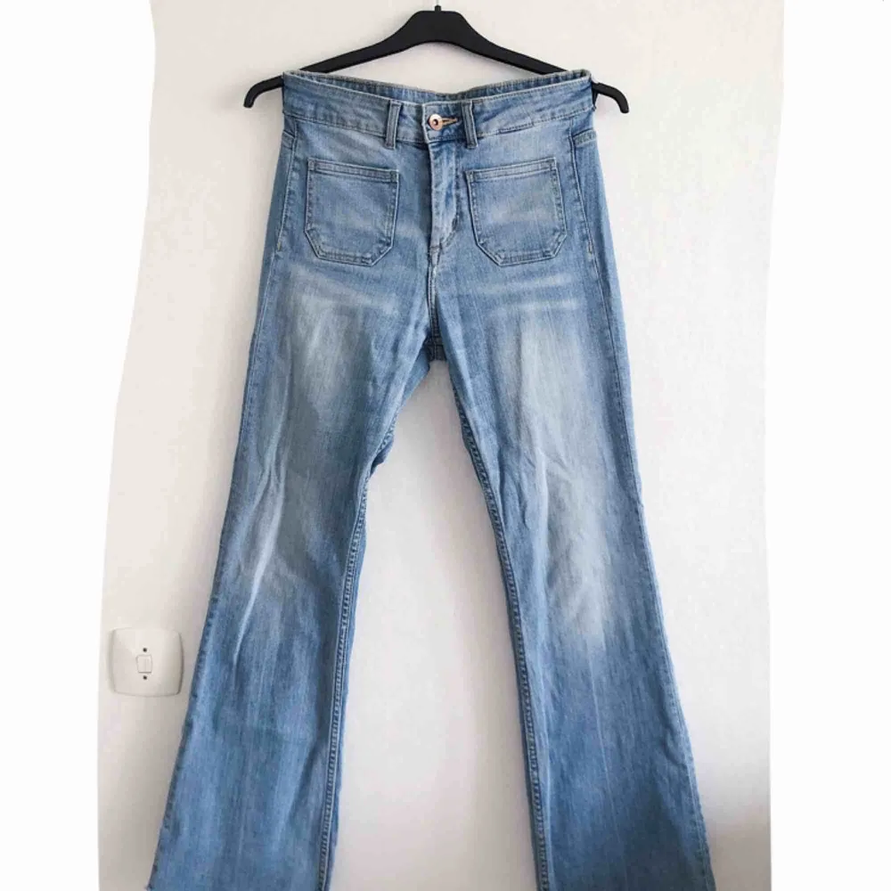  Bootcut jeans från H&M. Avklippta för att passa någon som är ~160cm. . Jeans & Byxor.