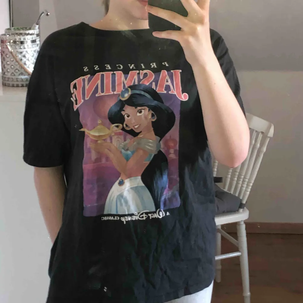 Oversized t-shirt med Jasmine motiv💕💗💕 knappt använd och väldigt bra skick. Köparen står för frakt :) obs, det är spegeln som är smutsig inte tröjan☺️. T-shirts.