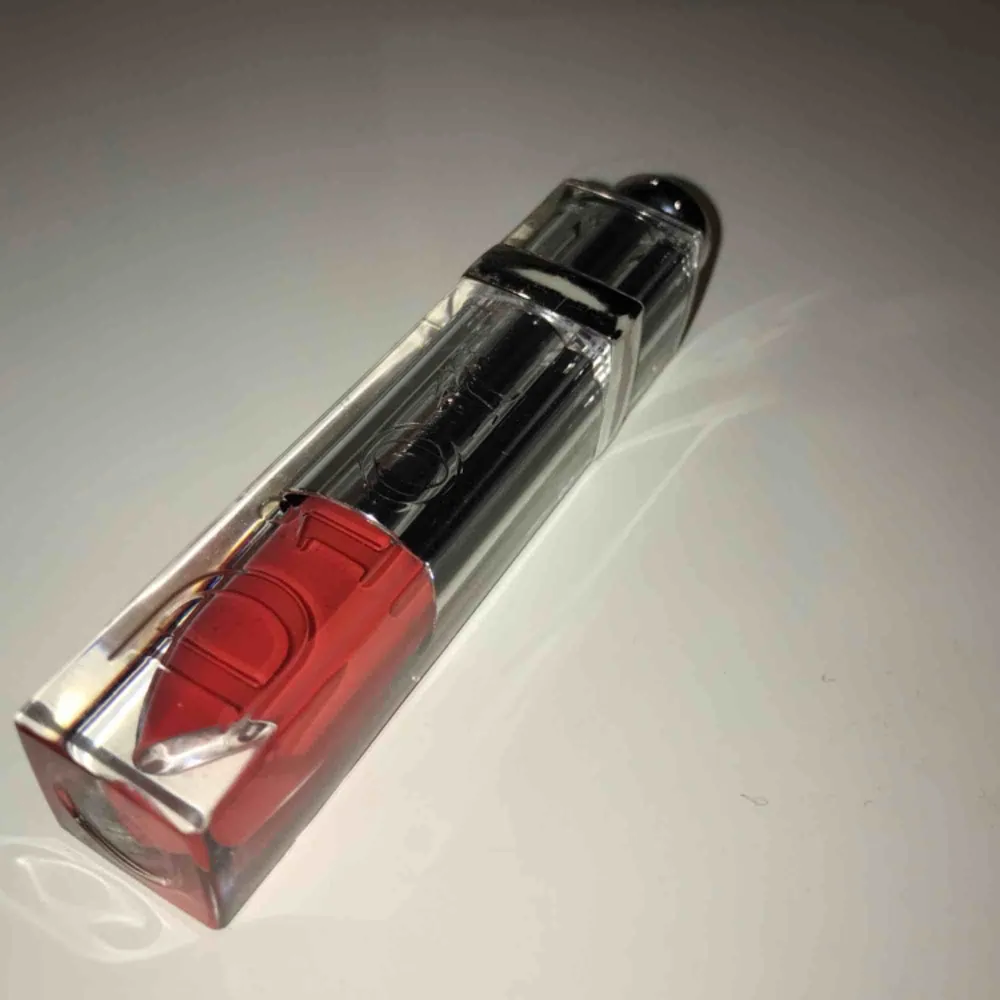 Äkta Dior addict fluid lipstick. Ord pris 395 sek. Har använt 1/3.. Accessoarer.