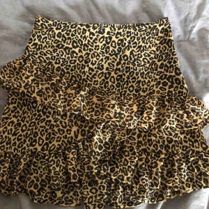  - Sjukt snygg leopard kjol med volanger både bak och fram ifrån Gina Tricot. Dragkedja i sidan så lätt och dra på. Kjolen är aldrig använd. 