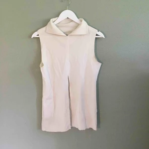  - Blus från weekday som delar sig i mitten. Knappt använd 