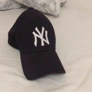  - NY keps i bra skick. Använd ett fåtal gånger. Säljer för 50kr men pris kan diskuteras! 