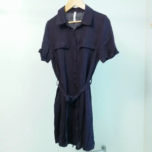  - Så fin skjortklänning i storlek XS-S. Lite för kort för mig som är 172. Köpt i japan men märket är Koreanskt (Alice's Closet står det på lappen)  Okänt material men ser ut som nåt linnematerial(eller imitation)  Fickorna på bröstet är bara dekoration. 