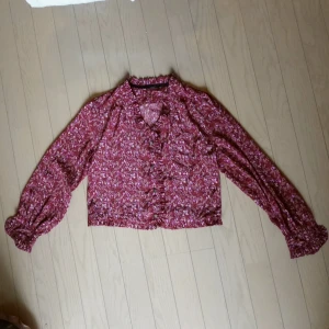  - Jättefin blus köpt i Japan. 