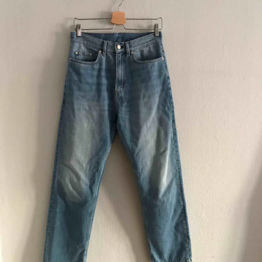 Croppade Whyred jeans. Modell Patti Blue, 100% bomull. Supersköna, höga i midjan. Använda ca. 3 gånger pga. lite för små för mig.. Jeans & Byxor.