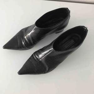 Snygga skor med låg klack från Topshop. Bekväma tack vare den låga klacken och mjuka i materialet. Ej äkta skinn. 