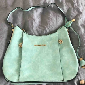  - Turkos väska. Aldrig använd. Frakt tillkommer. 