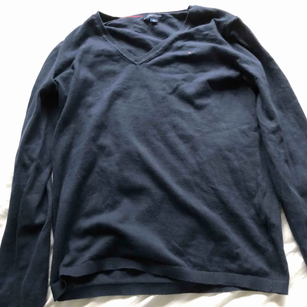 Mörkblå långärmad tröja från Tommy hilfiger. Sitter väldigt bra och är i storlek M men personligen är den mer åt S hållet.. Tröjor & Koftor.