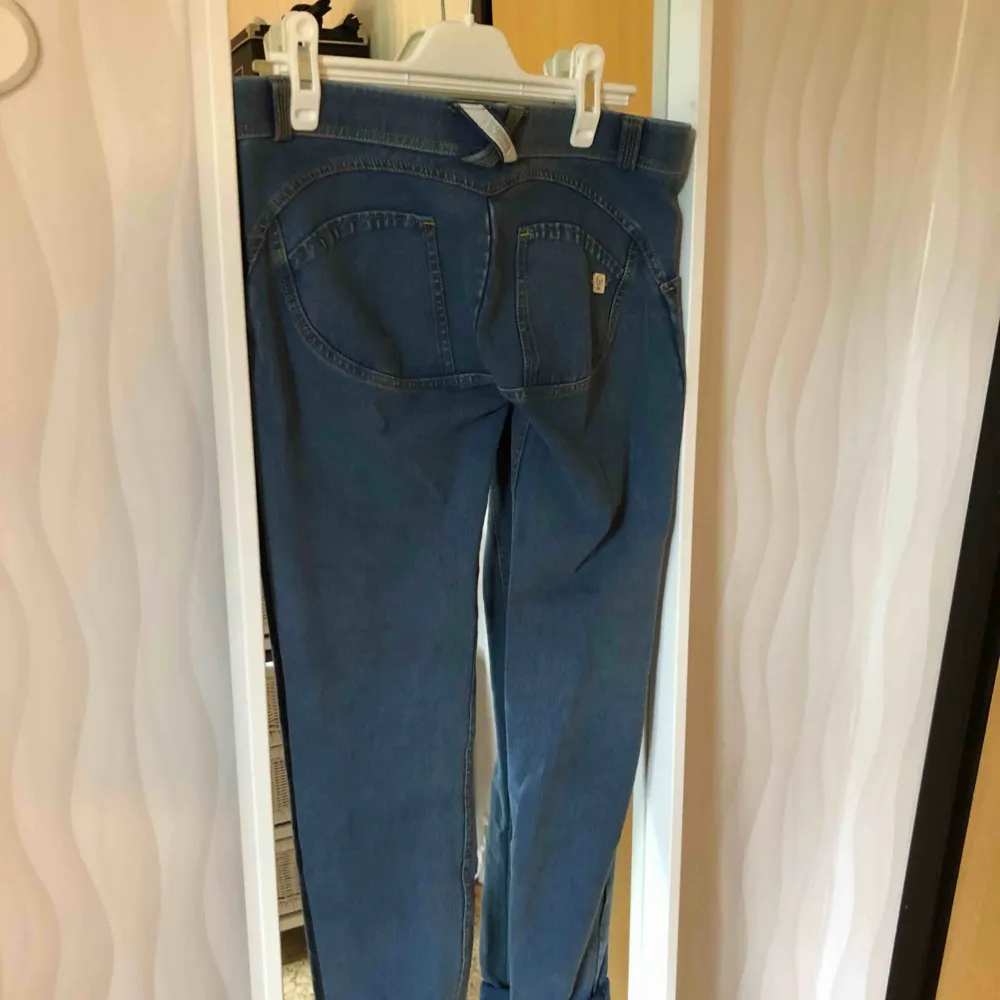 Nästan aldrig använt dessa, därav priset, köptes för 1200kr, fint skick, färgen är blå jeans färgad. Äkta Freddy pants . Jeans & Byxor.