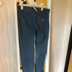  - Nästan aldrig använt dessa, därav priset, köptes för 1200kr, fint skick, färgen är blå jeans färgad. Äkta Freddy pants 