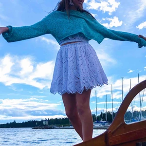  - Super fin vit sommar kjol från bikbok! Perfekt till vardags och fest! Bara använd 1 gång. Helt i nyskick! Köpt för 349 kr.