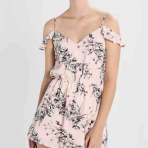  - Så fin playsuit 😍 En favorit som måste säljas då den är för stor för mig. Som ny, hör av er vid frågor/ fler bilder. 