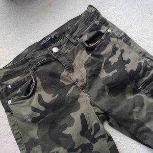  - Militärbyxor från Bershka 🙂  strechigt tyg. Fickor på benen. Dragkedja vid foten