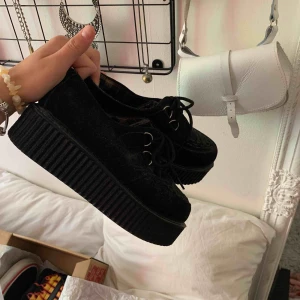  - Säljer dessa as balla platå skor då jag växt ur dem, de är sköna o väger ingenting lol, frakten ligger på 63kr😎men kan även mötas upp i centrala Uppsala, kram🧡