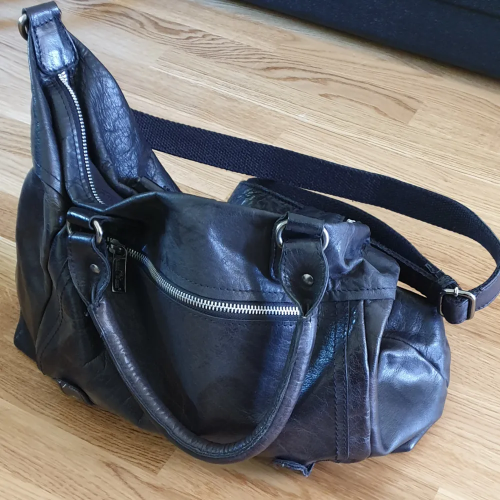 Leather purse in perfect condition. Bought a couple of years ago, used some but not much. I'm selling it because I don't want to own leather anymore,otherwise I have loved it. . Väskor.