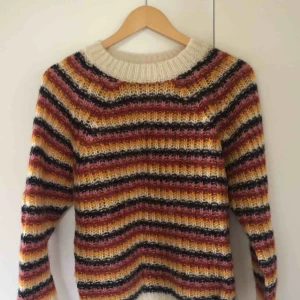  - Jättefin stickad tröja från & Other Stories. Nypris runt 800 kr. Storlek XS. Köparen står för frakt