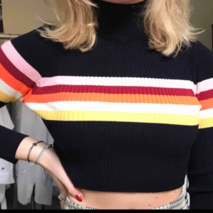  - Fin polotröja från Urban Outfitters!!:) Lite kortare, går typ till naveln