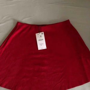  - Oanvänd Röd mockakjol köpt från Bershka i somras. Kan mötas upp i Malmö/Lund, annars står köparen för frakt! 