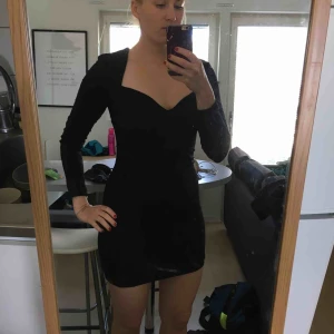  - Svart fodralklänning från Nelly Trend. Använd fåtal gånger. Bysten är hjärtformad vilket skapar en fin figur. Säljaren står för frakten 👗✨