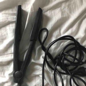  - Säljer denna plattång från ceramic. Använd men inget fel på den, har en annan för tillfället och därför säljer jag denna för vill inte ha den. Vill bli av med den fort haha. Jag kan frakta eller mötas upp :)  orginalpris 400kr