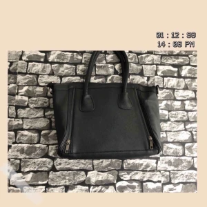  - En svart väska från missäy. Både axel och handväska. Har använt ett par gånger. För fler bilder går det bra att fråga :) Frakt förekommer. Kan mötas upp i Göteborg.